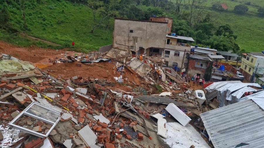 Casas destruídas pelo deslizamento