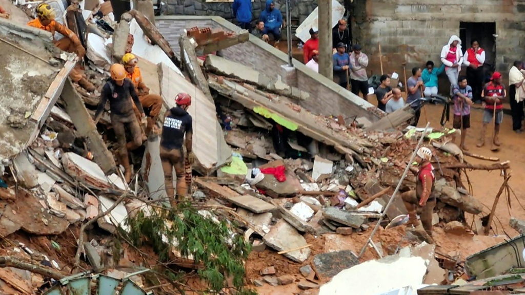 Equipes de resgate em Ubá MG